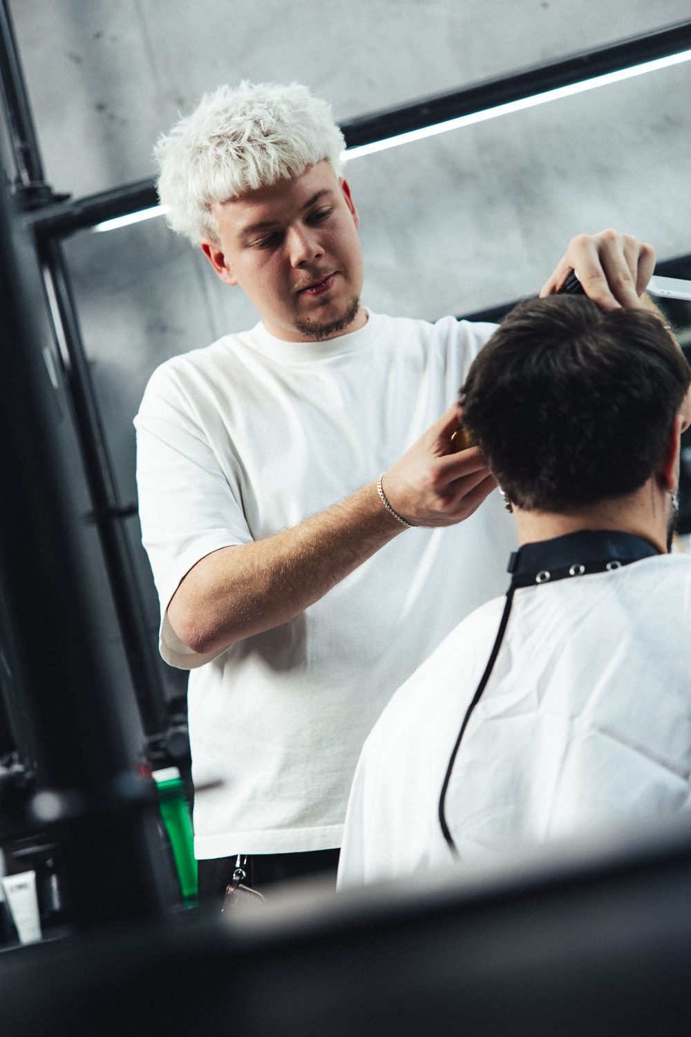Anes beim Styling eines Kunden